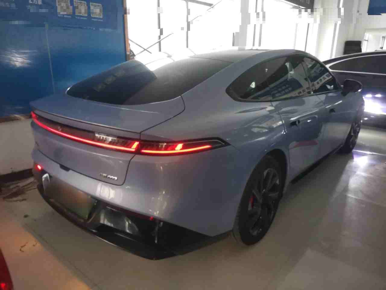 车辆右后45度外观展示