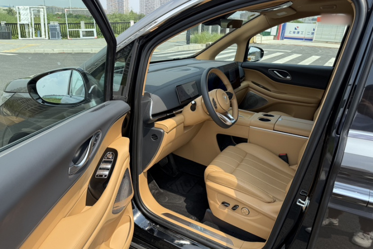 岚图汽车 岚图梦想家 2025款 PHEV 四驱尊贵鲲鹏版中控内饰7009