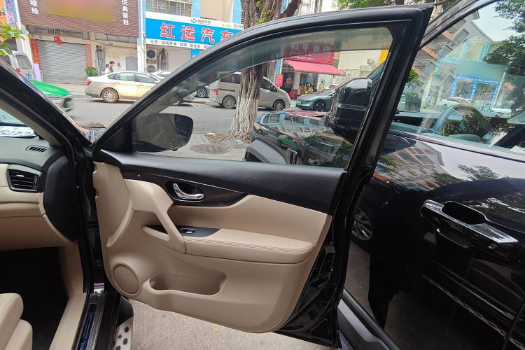 日产 奇骏 2017款 2.0L CVT舒适版 2WD中控内饰7003