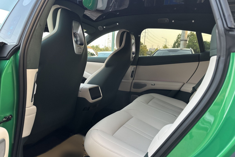 小米汽车 小米YU7 2025款 超长续航高性能四驱Max版中控内饰7004