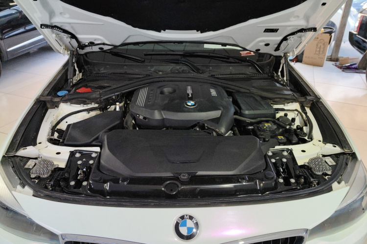 宝马3系GT 2019款 320i 时尚型机舱底盘24