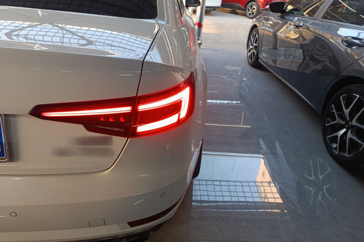 奥迪A4L 2018款 30周年年型 40 TFSI 进取型车身外观9