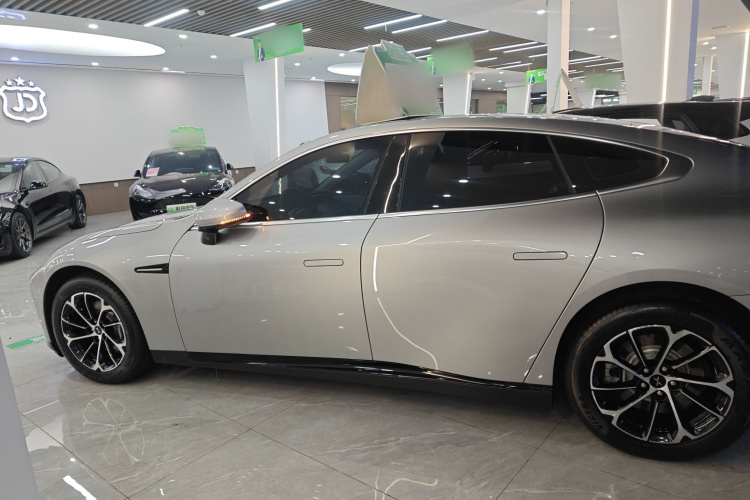 小鹏P7 2020款 670N车身外观4