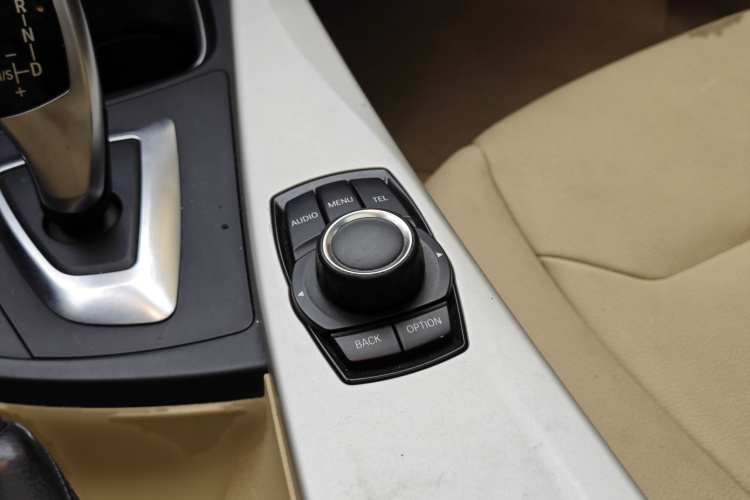 宝马3系 2015款 320i 超悦版时尚型中控内饰7012