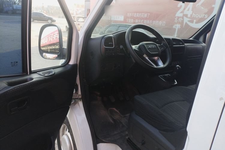 江铃 特顺 2021款 2.8T空间王金牛款短轴中高顶6座柴油国VI JX493中控内饰20