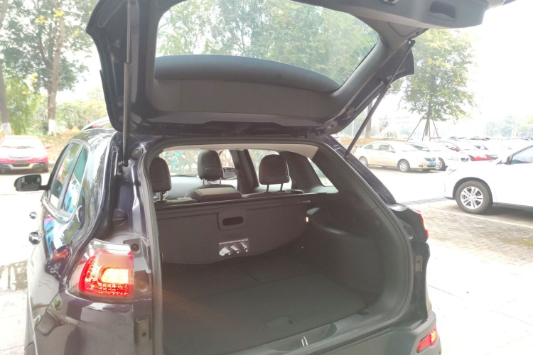 Jeep 自由光 2017款 2.0L 优越版机舱底盘23