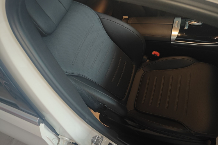 奔驰C级 2023款 C 200 L 运动版局部细节41