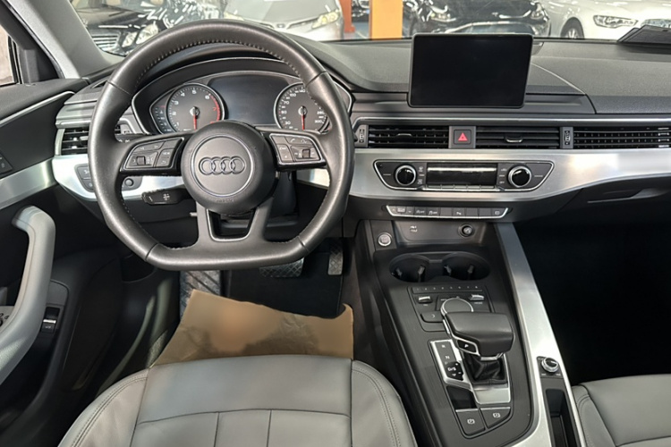 奥迪A4L 2018款 30周年年型 45 TFSI quattro 个性运动版中控内饰7003