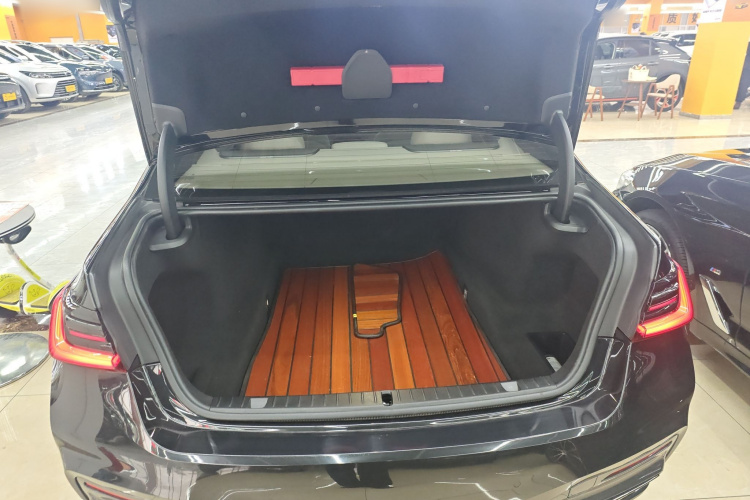 宝马7系 2018款 730Li 领先型 M运动套装局部细节23