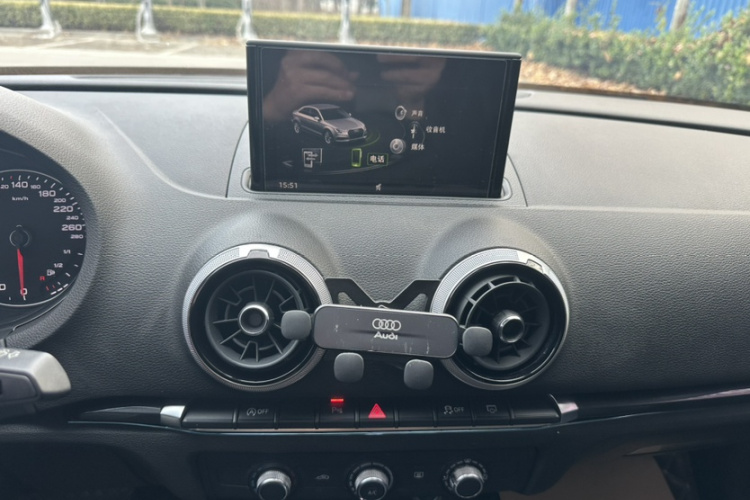 奥迪A3 2018款 30周年年型 Limousine 35 TFSI 时尚型局部细节16