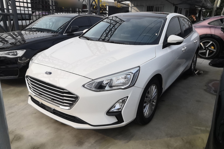 福特 福克斯 2019款 三厢 EcoBoost 180 自动锋潮型车身外观1