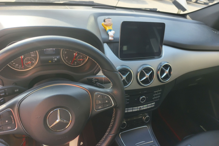 奔驰B级 2017款 B 200 动感型中控内饰12
