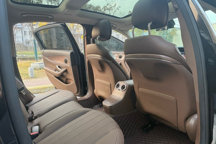 奔驰E级新能源 2022款 E 350 e L 插电式混合动力轿车中控内饰7008