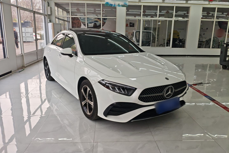 奔驰A级 2024款 A 200 L 时尚型车身外观3