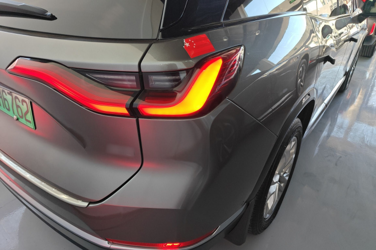 蔚来ES8 2020款 580KM 七座版车身外观9