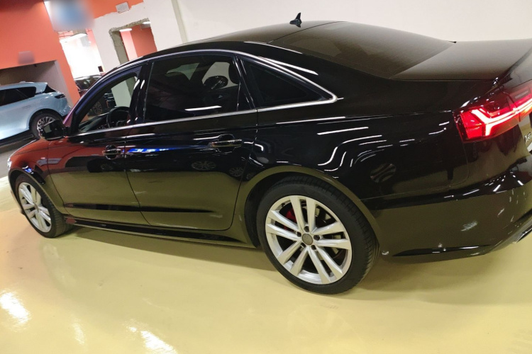 奥迪A6L 2018款 30周年年型 45 TFSI quattro 运动型车身外观4