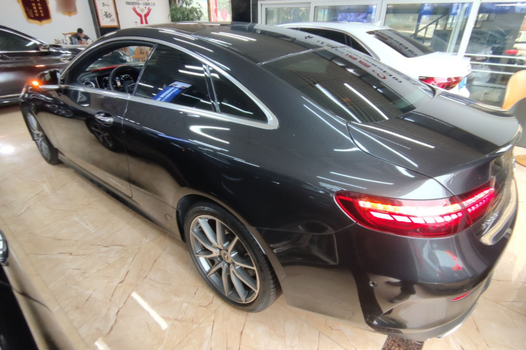 奔驰E级(进口) 2023款 改款 E 260 轿跑车车身外观4