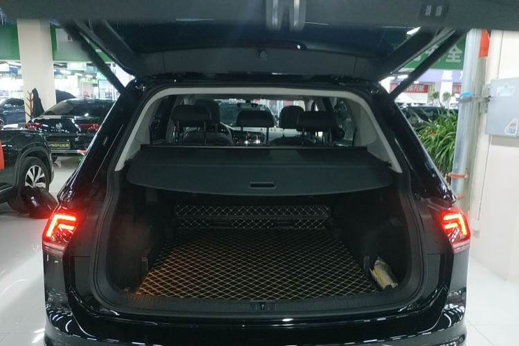 大众 途观L 2021款 330TSI 自动两驱R-Line旗舰版机舱底盘23