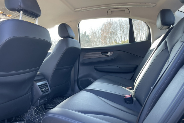 红旗E-QM5 2022款 431km 充电乐享版中控内饰7002