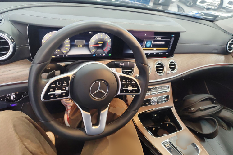 奔驰E级 2020款 改款 E 300 L 时尚型中控内饰12
