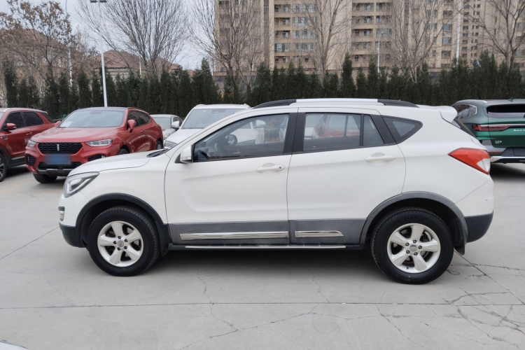 海马S5 2015款 1.5T CVT豪华型车身外观4