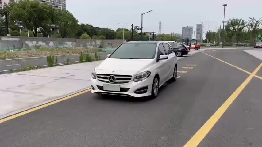 奔驰B级 2019款 B 200 动感型实拍1