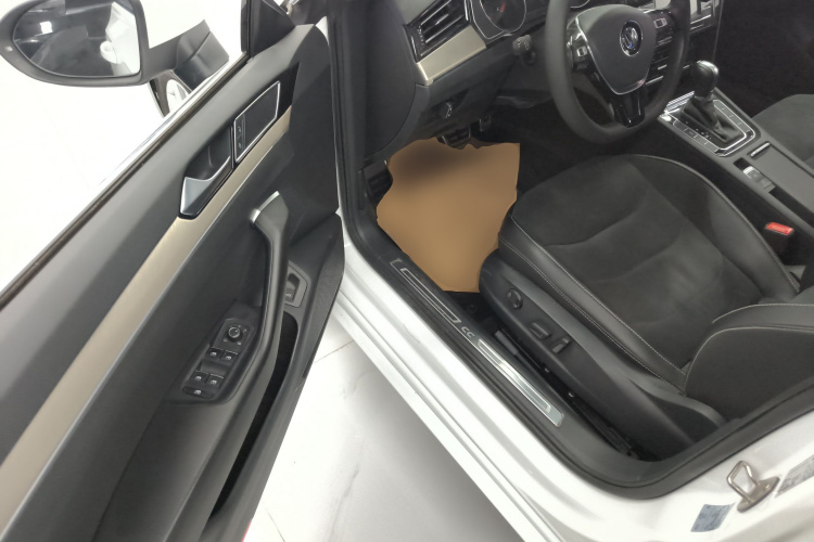 一汽-大众CC 2020款 330TSI 华颜版 国VI中控内饰7003