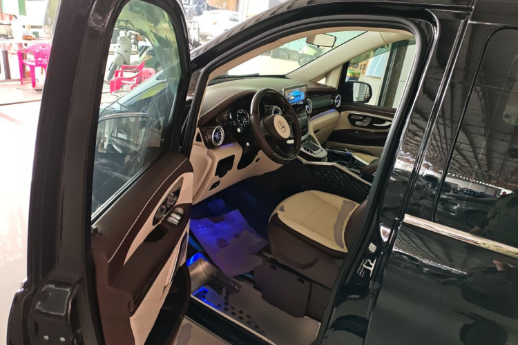 奔驰 威霆 2021款 2.0T 精英版 7座中控内饰20