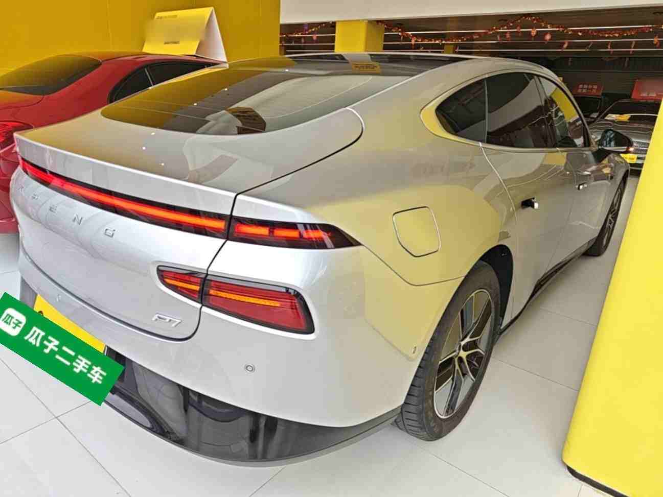 车辆右后45度外观展示