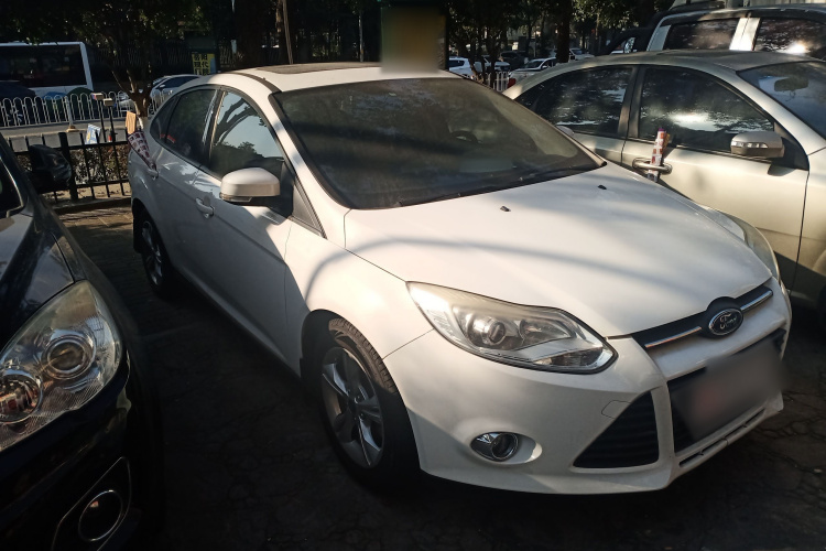 福特 福克斯 2012款 三厢 1.6L 自动风尚型车身外观3