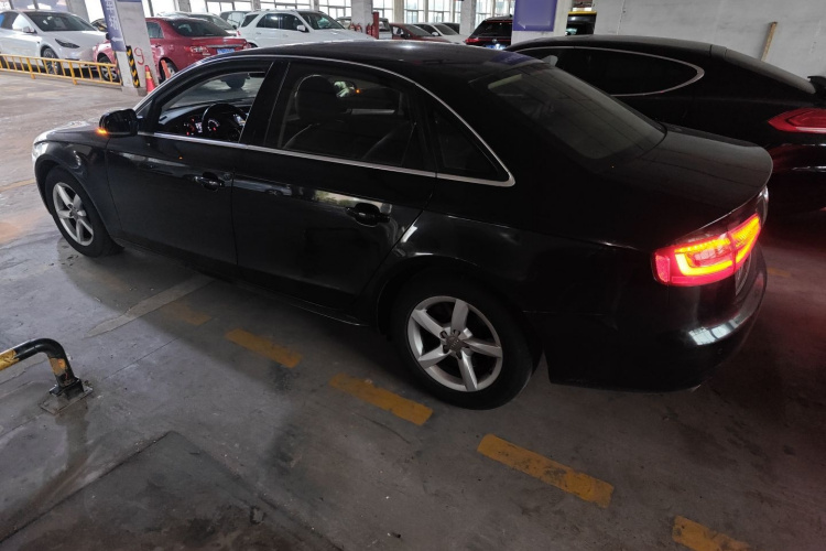 奥迪A4L 2013款 35 TFSI 自动标准型车身外观4