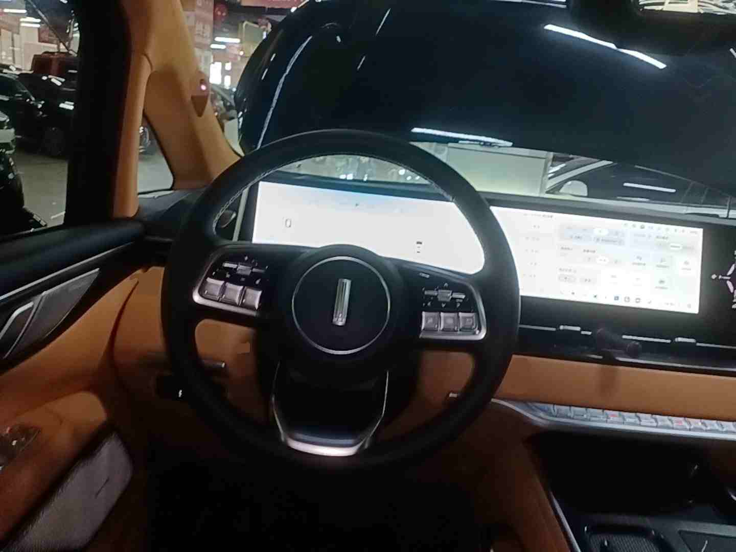 车辆方向盘及中控台实拍