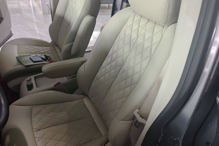 别克GL8 2021款 陆上公务舱 652T 舒适型局部细节19