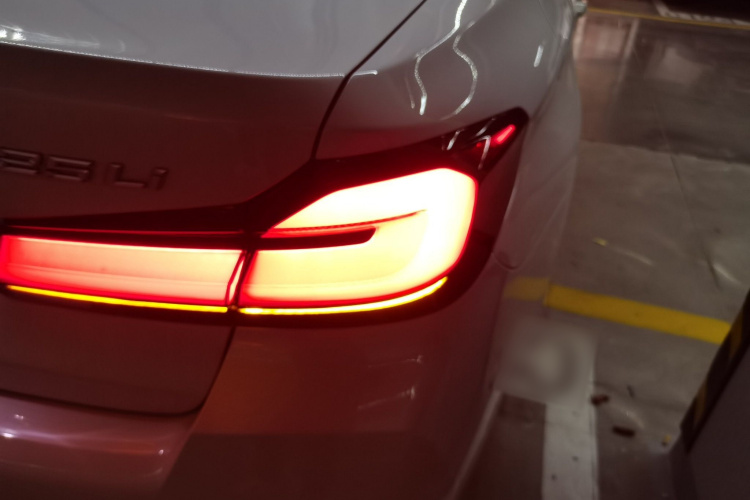 宝马5系 2022款 改款二 525Li M运动套装车身外观9