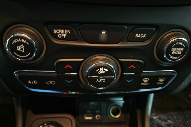 Jeep 自由光(进口) 2014款 2.4L 豪华版中控内饰7014