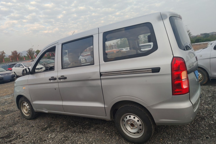 五菱汽车 五菱宏光V 2021款 1.5L劲取版LAR车身外观4