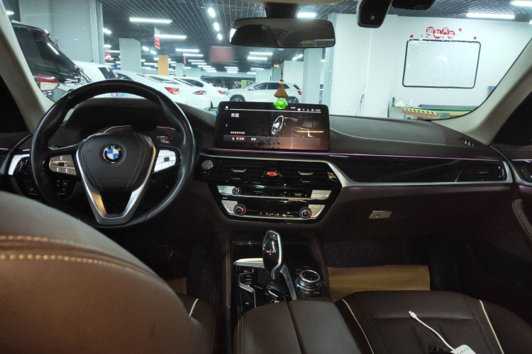 宝马5系 2022款 改款 525Li 豪华套装中控内饰7002