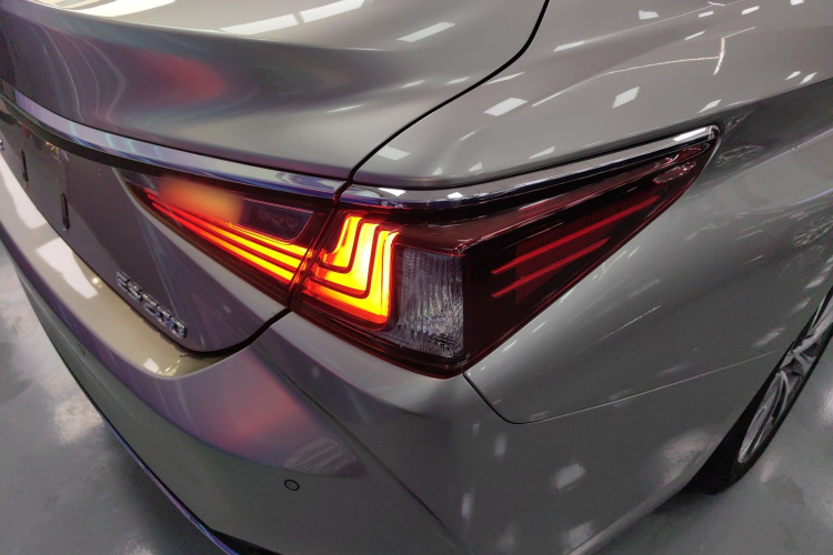 雷克萨斯ES 2022款 200 卓越版车身外观9