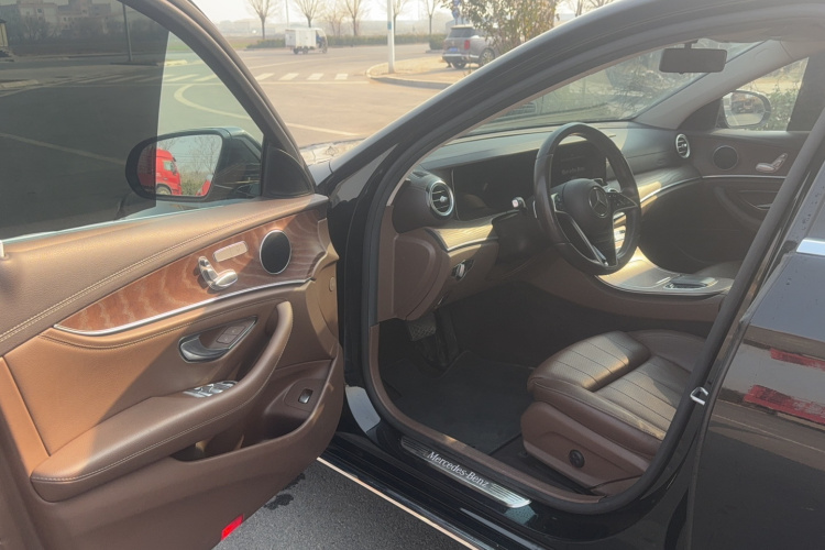 奔驰E级 2022款 E 260 L中控内饰7001