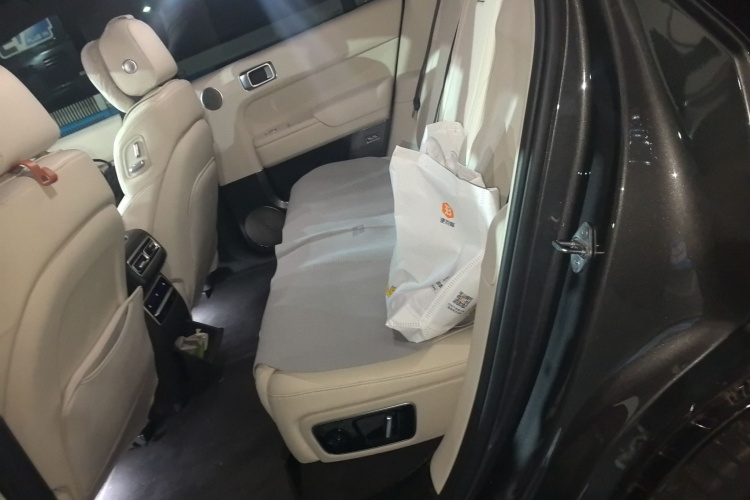 理想汽车 理想L7 2023款 Air中控内饰21