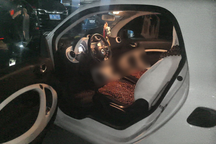 smart fortwo 2015款 1.0L 52千瓦硬顶激情版中控内饰20