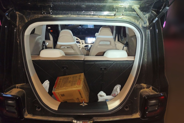 吉利银河 2024款 200km 熊猫卡丁中控内饰23