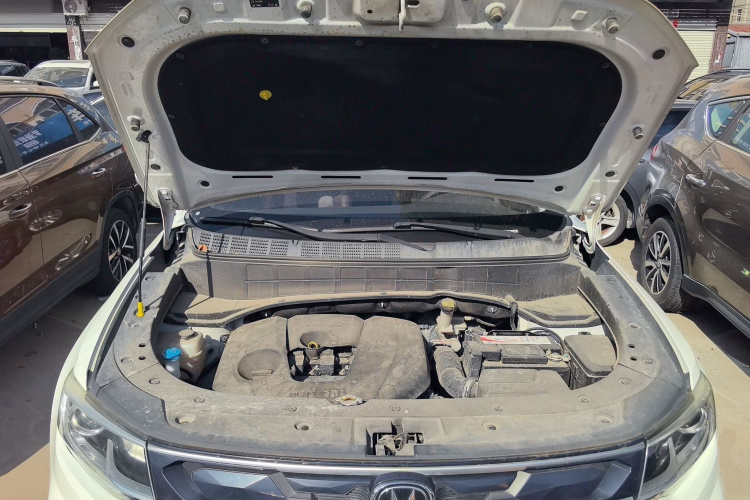 长安CS35PLUS 2019款 1.6L 手动畅联版机舱底盘24