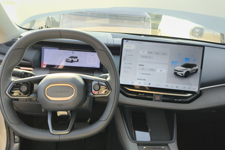 领克06 EM-P 2025款 EM-P 126长续航Halo中控内饰12