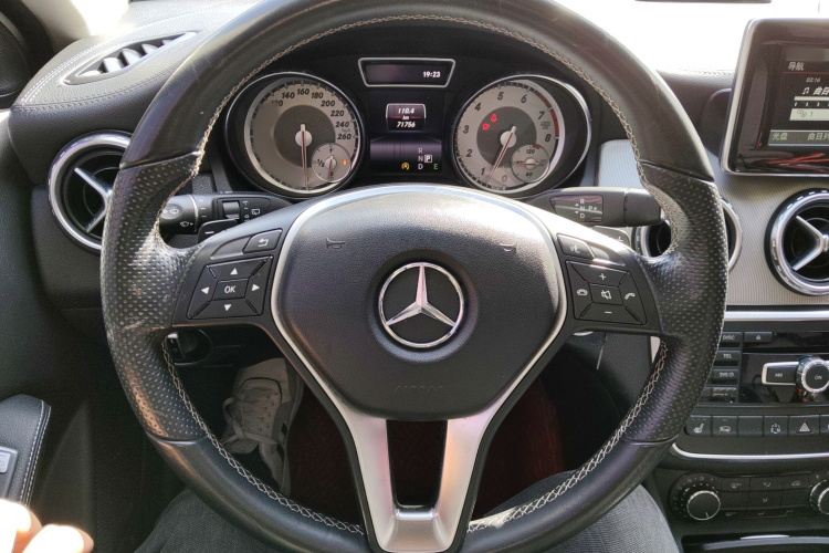 奔驰GLA 2015款 GLA 220 4MATIC 时尚型中控内饰13