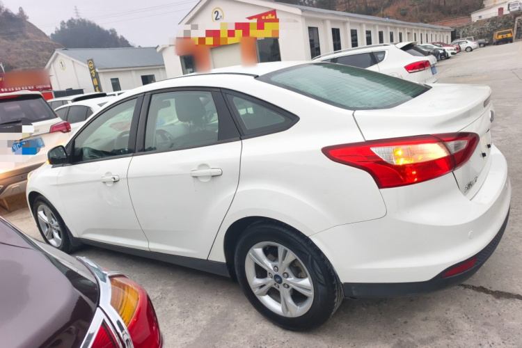 福特 福克斯 2012款 三厢 1.6L 自动风尚型车身外观4