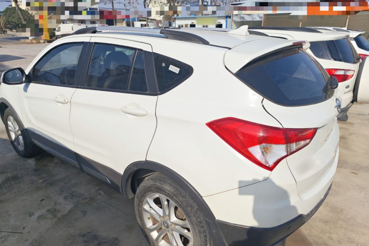 海马S5 2015款 1.5T CVT豪华型运动版车身外观4