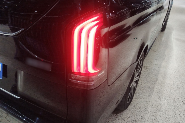 奔驰V级 2024款 V 300 L 长轴距尊贵版车身外观9