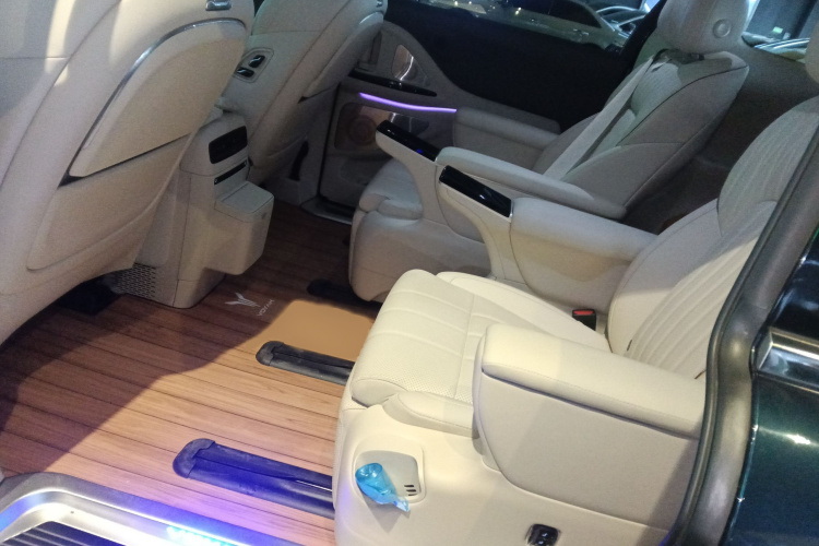 岚图汽车 岚图梦想家 2025款 PHEV 四驱旗舰乾崑版中控内饰7004