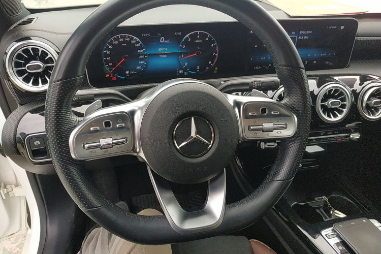 奔驰A级 2019款 A 200 L 运动轿车中控内饰13